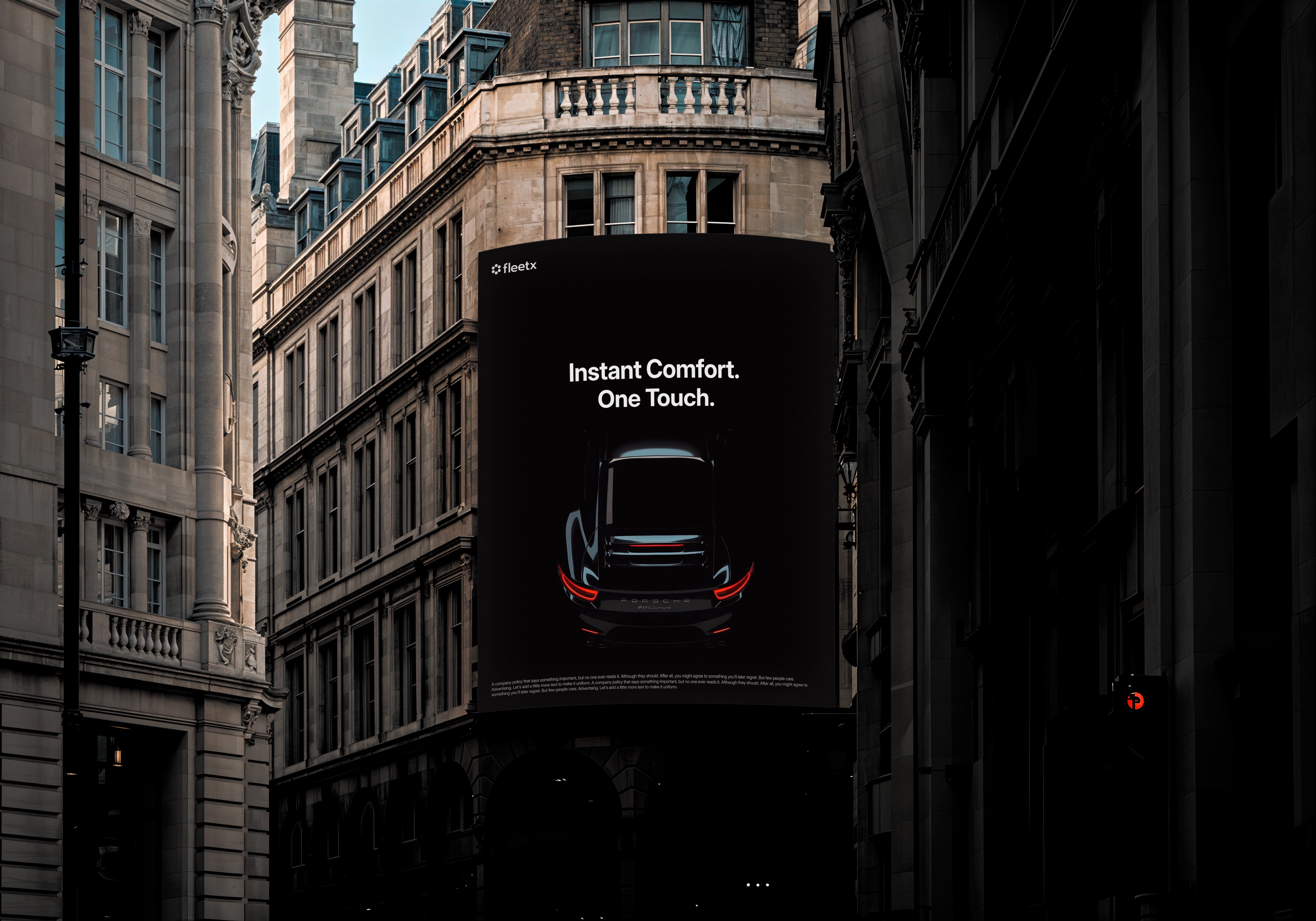 Экран Fleetx «Instant Comfort. One Touch» на фасаде вечером
