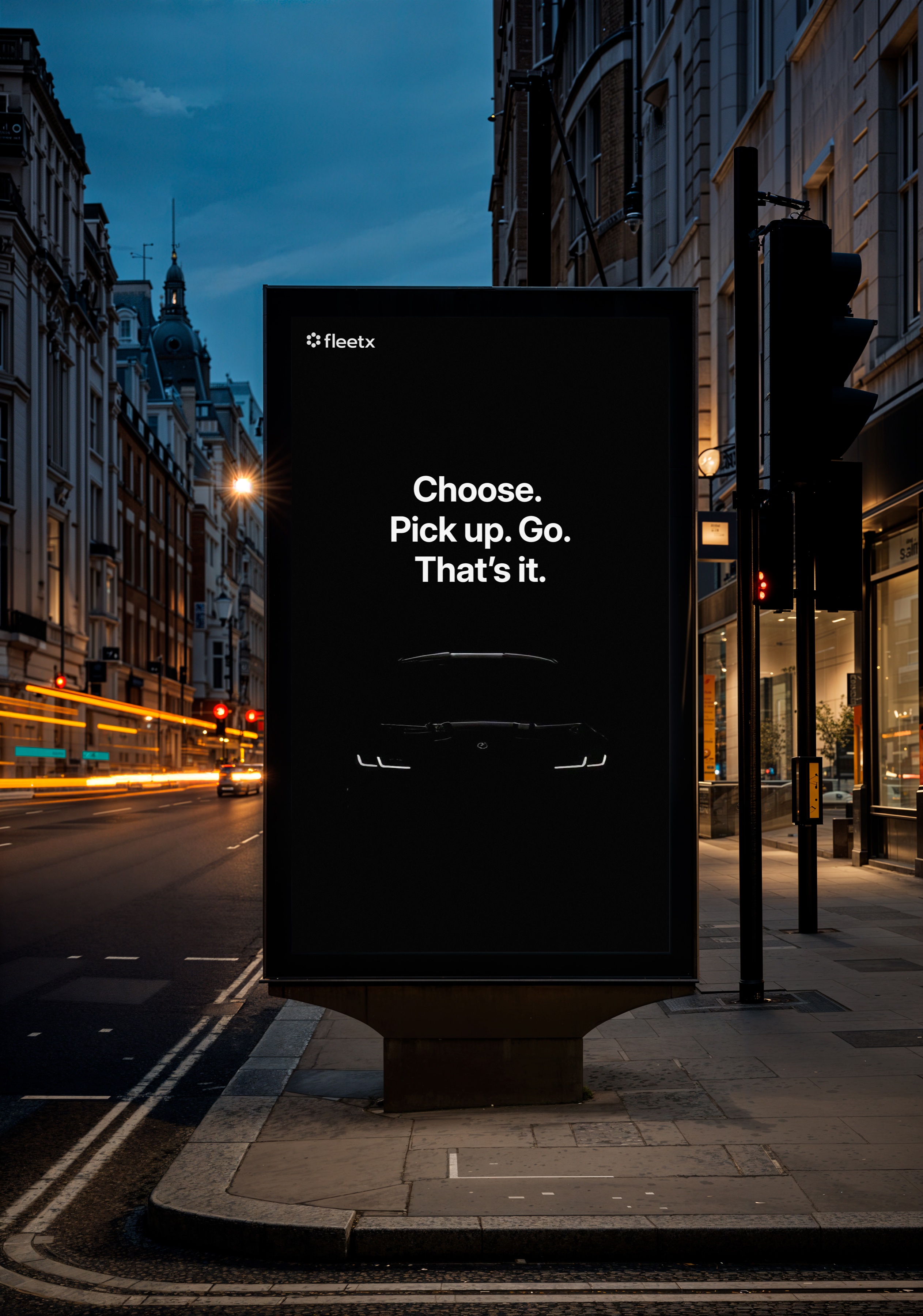 Ситилайт Fleetx «Choose. Pick up. Go. That’s it» на вечерней улице