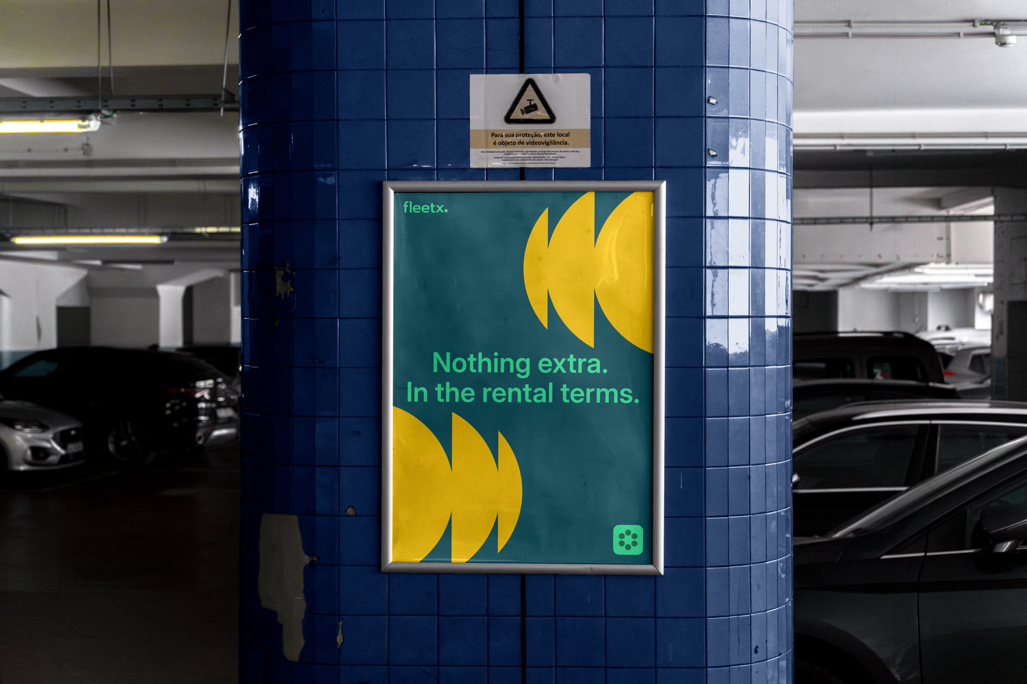 Постер Fleetx «Nothing extra. In the rental terms» на колонне в паркинге